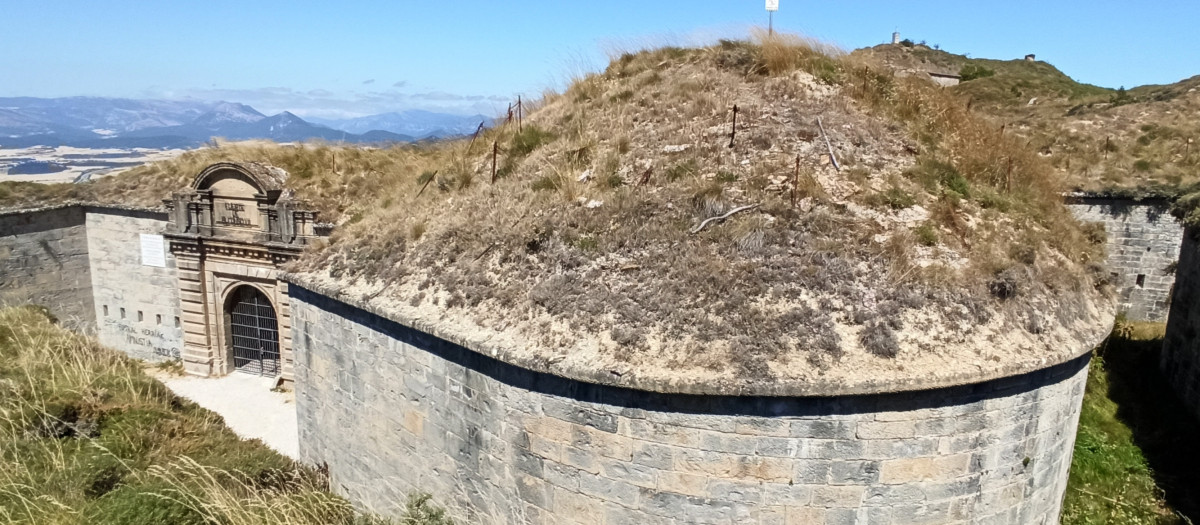 El fuerte de San Cristóbal está construido dentro de la cima de un monte cercano a Pamplona