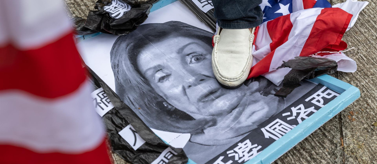 Un grupo de partidarios pro-China pisa una foto de Pelosi