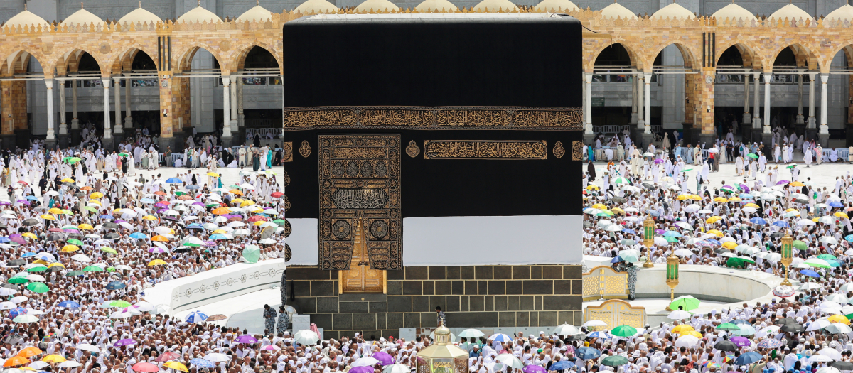 Los peregrinos musulmanes dan vueltas alrededor de la Kaaba en la Gran Mezquita de La Meca, Arabia Saudí