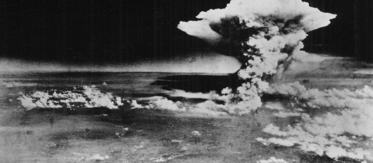 Foto difundida por el Ejército de EE.UU., una nube en forma de hongo ondea una hora después de la detonación de una bomba nuclear sobre Hiroshima, Japón