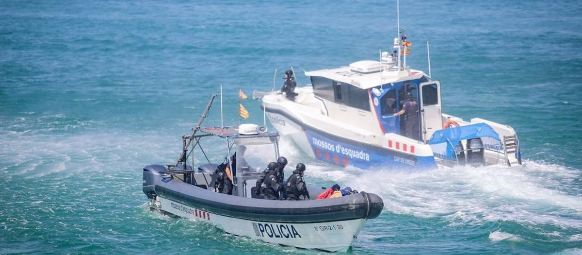 01/07/2022 Imagen del simulacro con las nuevas embarcaciones.

La Unidad de la Policía Marítima de los Mossos d'Esquadra intensificará el patrullaje preventivo durante los meses de julio, agosto y septiembre para dar seguridad en el litoral catalán con cinco embarcaciones.

POLITICA 
CONSELLERIA INTERIOR