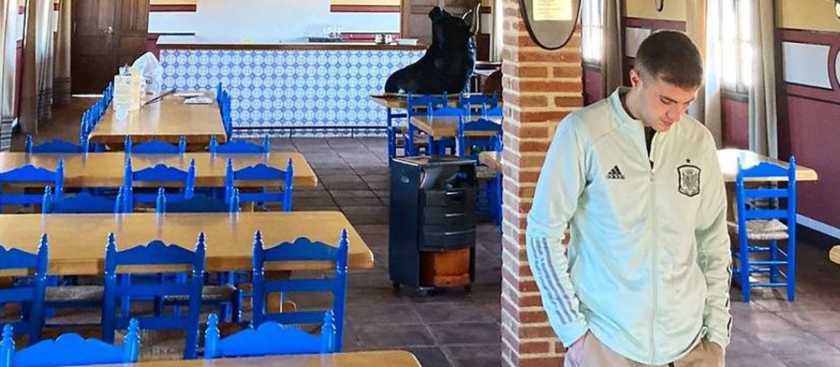 Mikel Iturgaiz en una taberna, su foto de perfil de Twitter