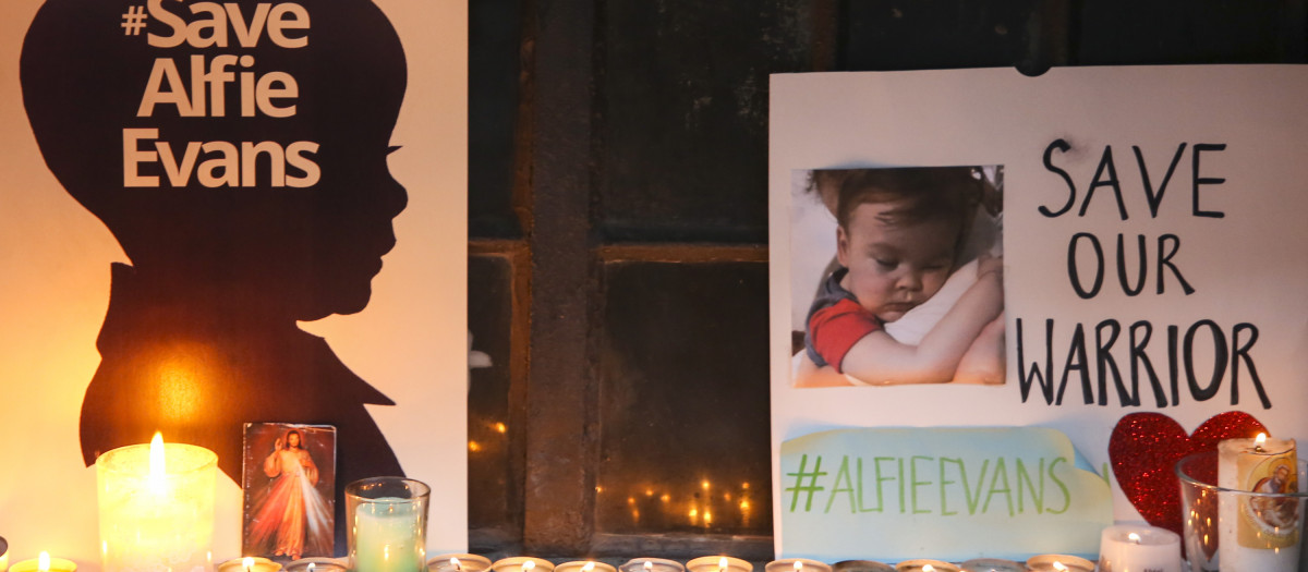 Altares improvisados por las personas que se acercaban a apoyar a los padres de Alfie Evans