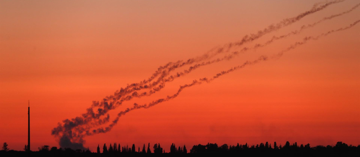 Los combatientes de las Brigadas Al-Quds, el brazo armado de la Yihad Islámica Palestina, disparan cohetes desde el norte de la Franja de Gaza visto desde el lado israelí de la frontera, al sur de Israel