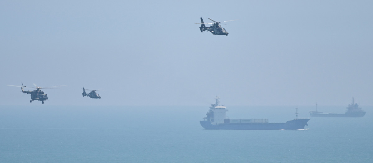 Helicópteros militares chinos sobrevuelan la isla de Pingtan, uno de los puntos más cercanos de China continental a Taiwán