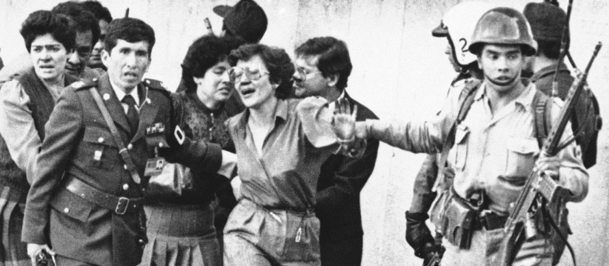 Liberación de algunos empleados durante el asalto de la guerrilla M19 al Palacio de Justicia de Colombia que tuvo lugar el 6 de noviembre de 1985