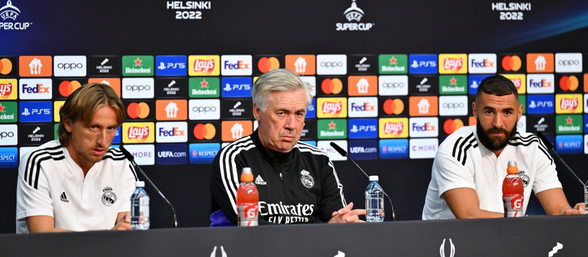 Ancelotti, acompañado por Modric y Benzema en la rueda de prensa previa a la Supercopa