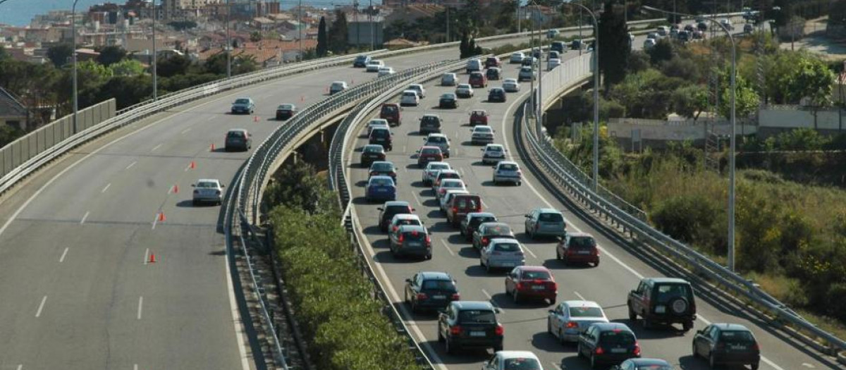 Se circula con las luces de carretera y entre 60 y 90 km/h