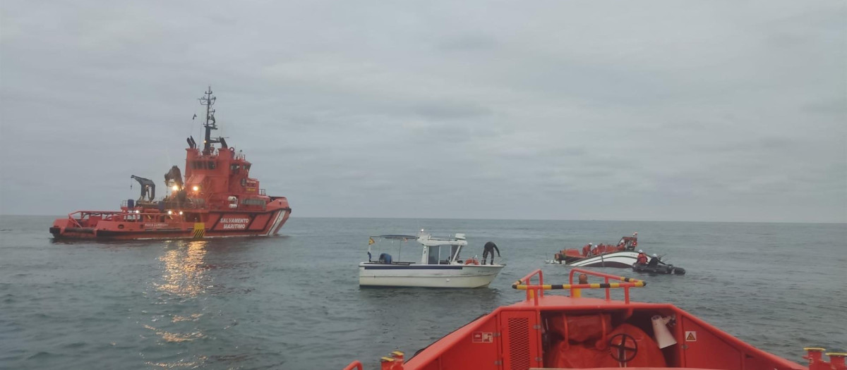 Efectivos intentando recuperar el pesquero Zara y Samuel