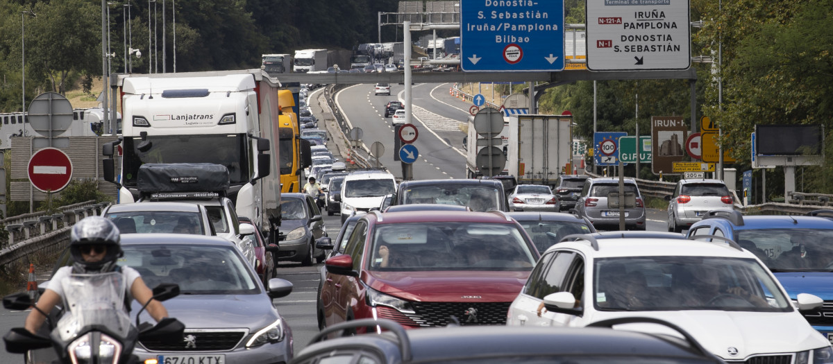 Vista del atasco este jueves en el paso fronterizo de Biriatou entre España y Francia