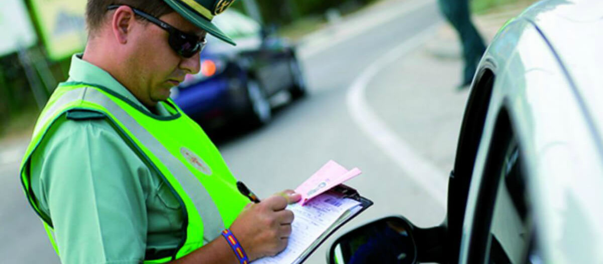 Agente de la Guardia Civil abriendo iniciando un expediente sancionador de una multa