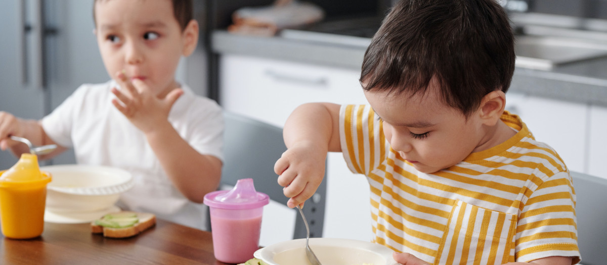 Niños comiendo