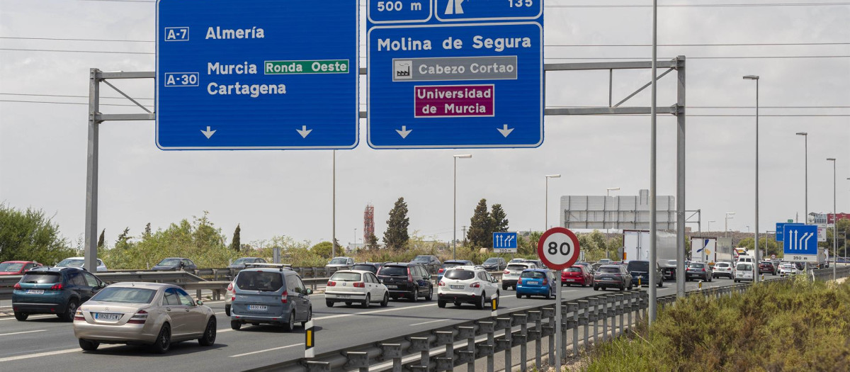 Tráfico en la confluencia de la autovía A-30 con la A-7