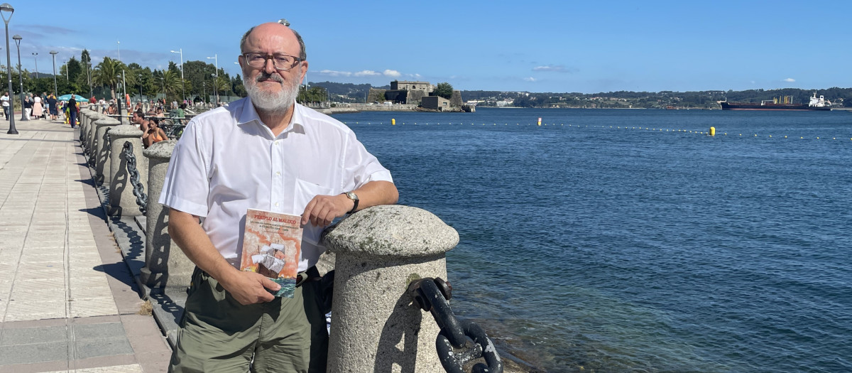 Santiago Juega posa en el puerto coruñés con un ejemplar de su libro 'Periplo al Moluco. La Casa de Contratación de Especiería A Coruña 1522-1529'