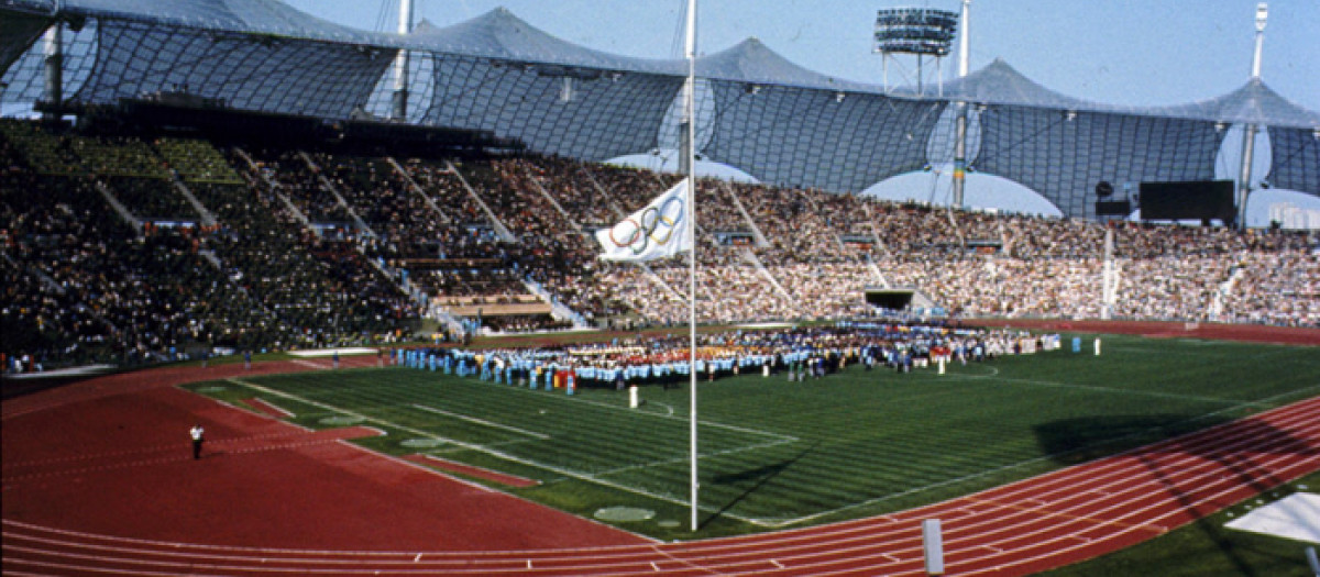 La bandera olímpica a media asta en el Olímpico de Múnich durante los Juegos Olímpicos de 1972