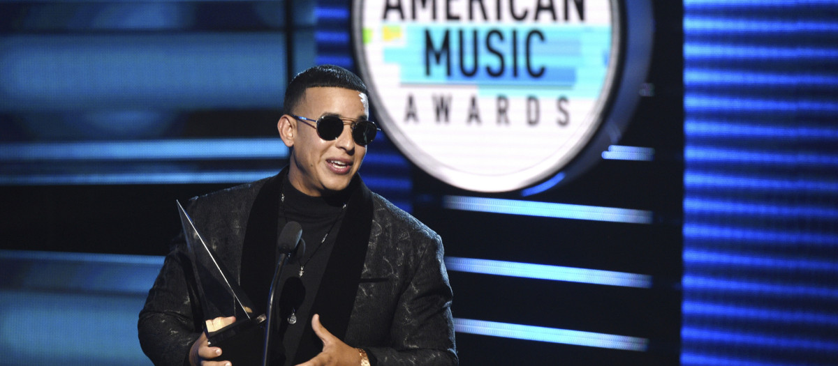 Daddy Yankee recibe un premio en loa American Music Awards en 2018