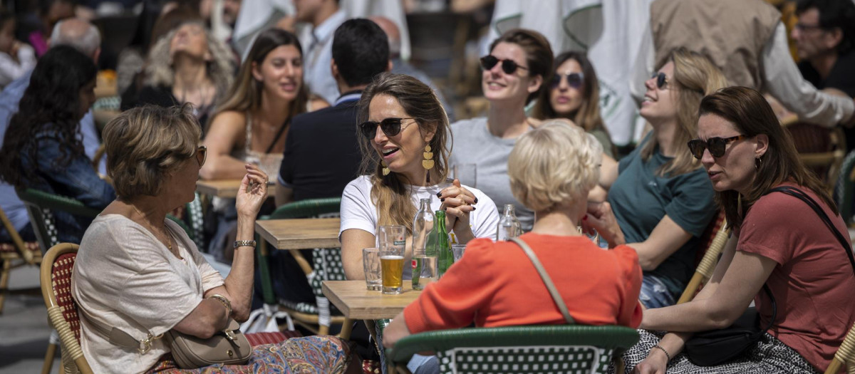 El restaurante debe detallar el coste del servicio en la terraza, aclarando la cuantía. No vale un porcentaje y debe aparecer reflejado tanto en la carta como en la posterior factura.