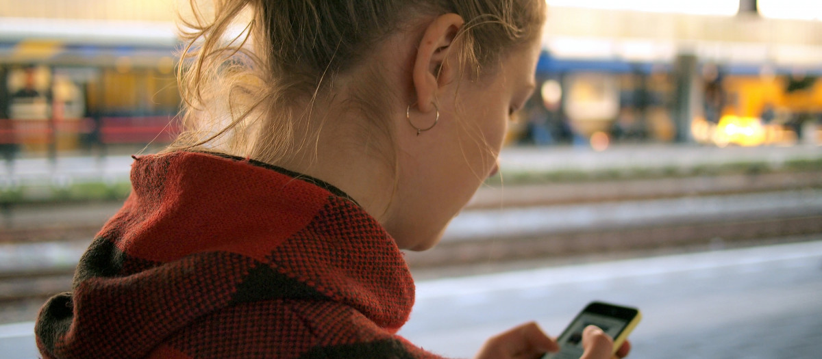 Los adolescentes guardan su móvil como un tesoro