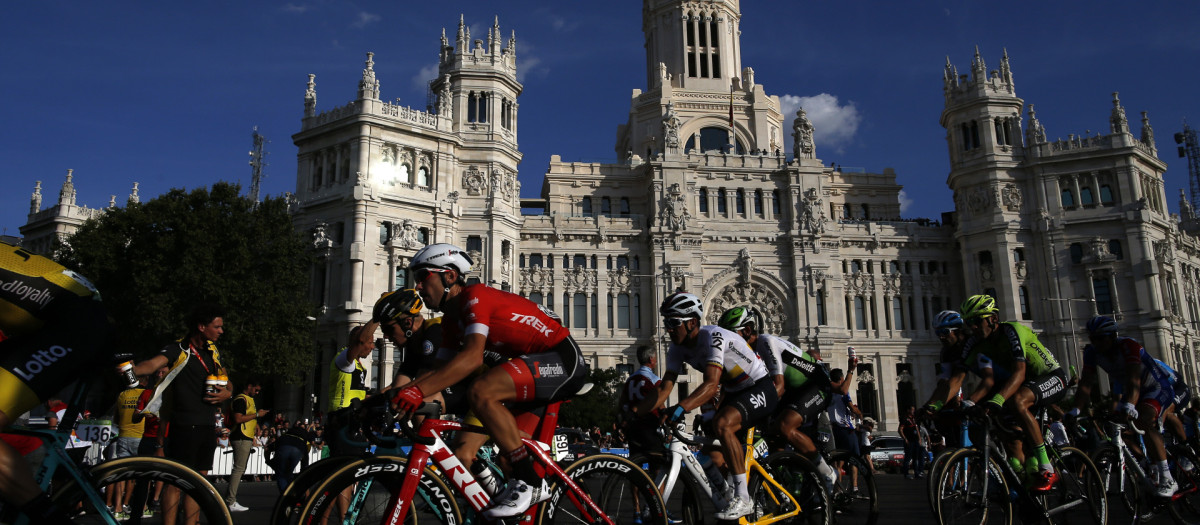 El pelotón pasando por Madrid en una edición pasada de La Vuelta a España