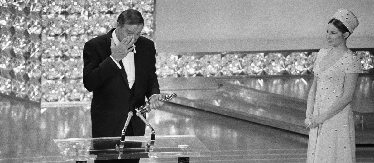 John Wayne recibió el Oscar de manos de Barbra Streisand