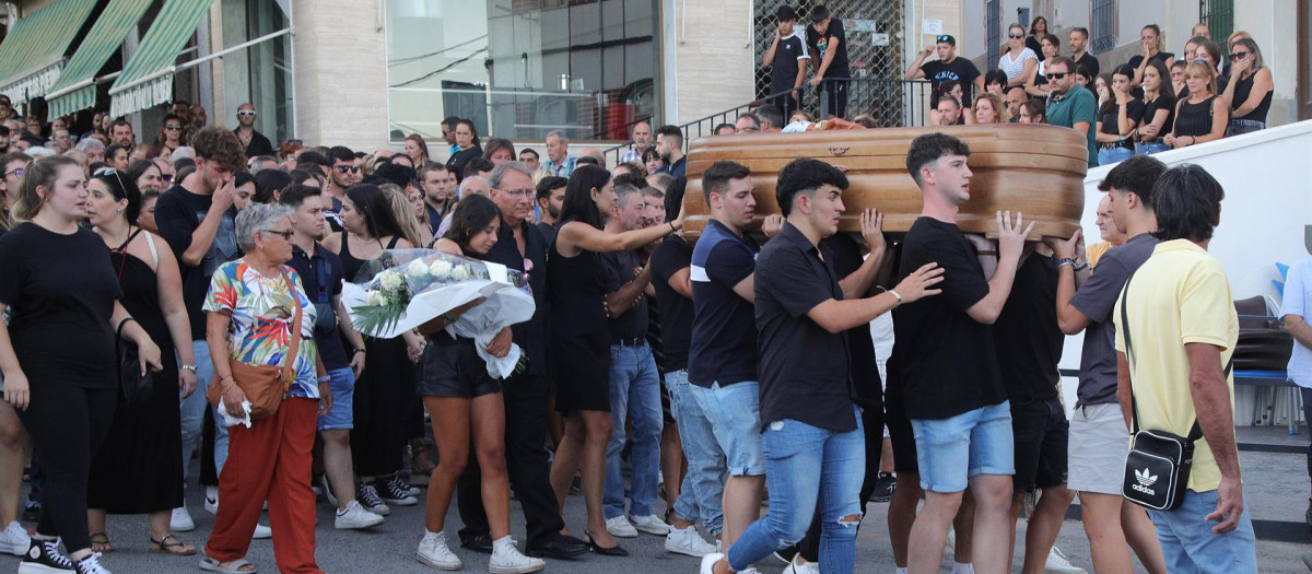Los amigos de Juan, el joven muerto en Íllora llevaron el féretro en su entierro el pasado martes