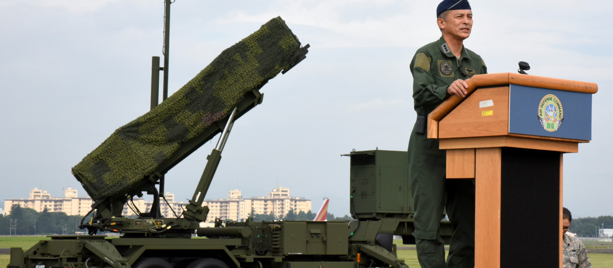 El Generral Hiroaki Maehara, da un discurso ante el actual sistema de interceptores de misiles en Yokota, Tokio