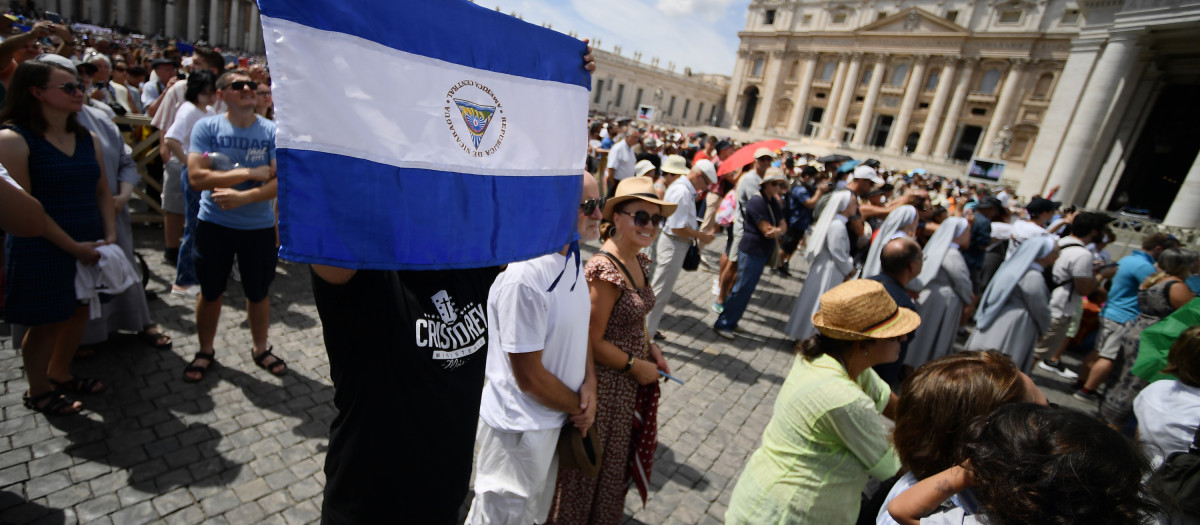 Fieles con banderas de Nicaragua han estado presentes durante el rezo del Ángelus en el Vaticano