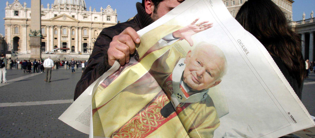 INCIDENCIA MEDIATICA MUERTE JUAN PABLO II
EN LA FOTO UNA PERSONA LEYENDO EL PERIODICO IL TEMPO ANTE LA INMINENTE MUERTE DEL PAPA JUAN PABLO II
Iberpress / ©KORPA
03/04/2005
VATICANO *** Local Caption *** Atmosphere in Rome and Italian press, on 2 April 2005,