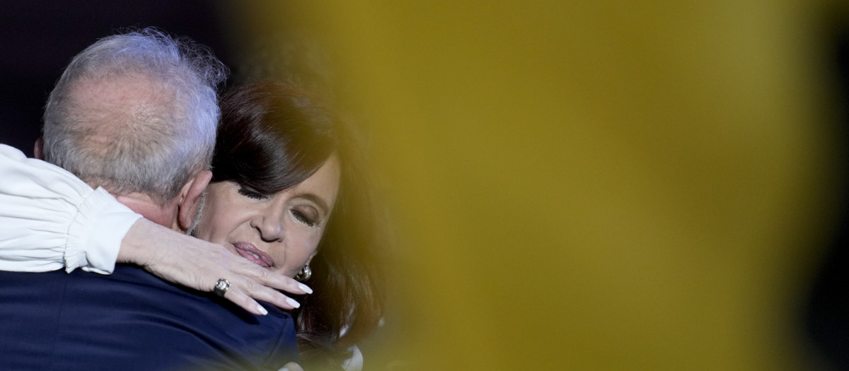 La vicepresidenta de Argentina, Cristina Fernández de Kirchner, abrazándose al expresidente brasileño Lula da Silva