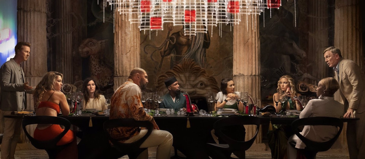 Puñales por la espalda 2 ya tiene fecha de estreno en Netflix

Un nuevo crimen por resolver aguarda al detective Benoit Blanc de Daniel Craig en Puñales por la espalda: El misterio de Glass Onion. Netflix ha publicado las primeras imágenes de la cinta, que se estrenará en la plataforma el próximo 23 de diciembre y volverá a estar escrita y dirigida por Rian Johnson.

SOCIEDAD 
NETFLIX