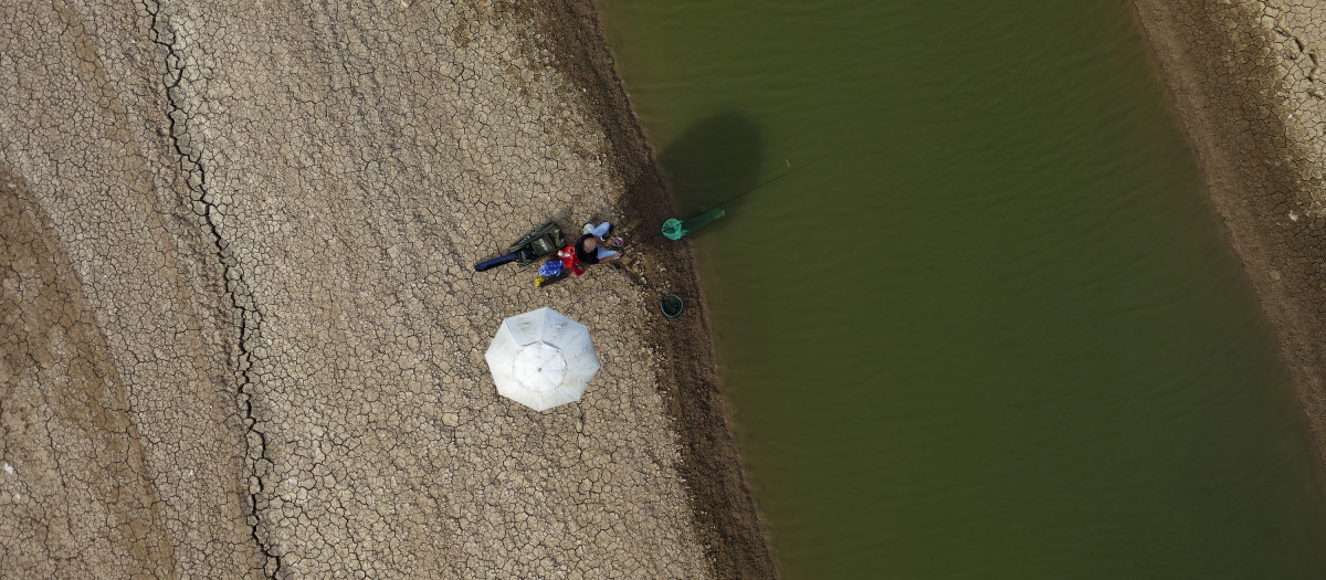 Un hombre pescando en un charco del lecho seco del río Yangtze en medio de la sequía