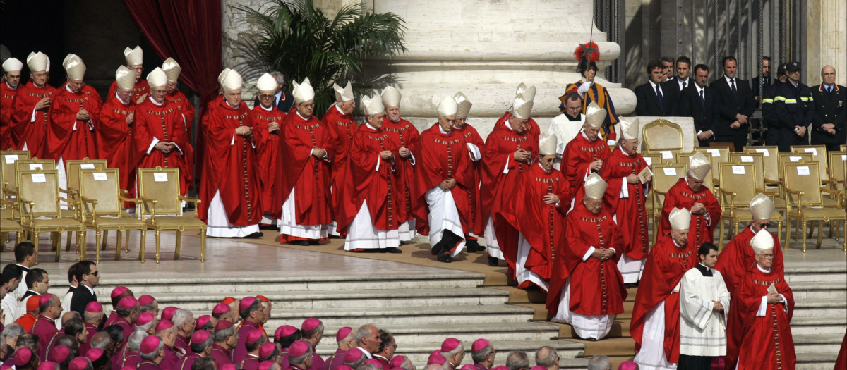 FUNERAL DE JUAN PABLO II EN EL VATICANO
EN LA FOTO CARDENALES ( COLEGIO CARDENALICIO ) Y OBISPOS
ACTION PRESS / SCHMIDT, AXEL / ©KORPA
08/04/2005
VATICANO
 *** Local Caption *** Royalty, political power brokers and multitudes of the faithful attend the funeral of Pope John-Paul II on St PeterÕs Square at Vatican City on Friday April 8, 2005. Photo ACTION PRESS / SCHMIDT, AXEL 

PICTURED: CARDINALS AND BISHOPS