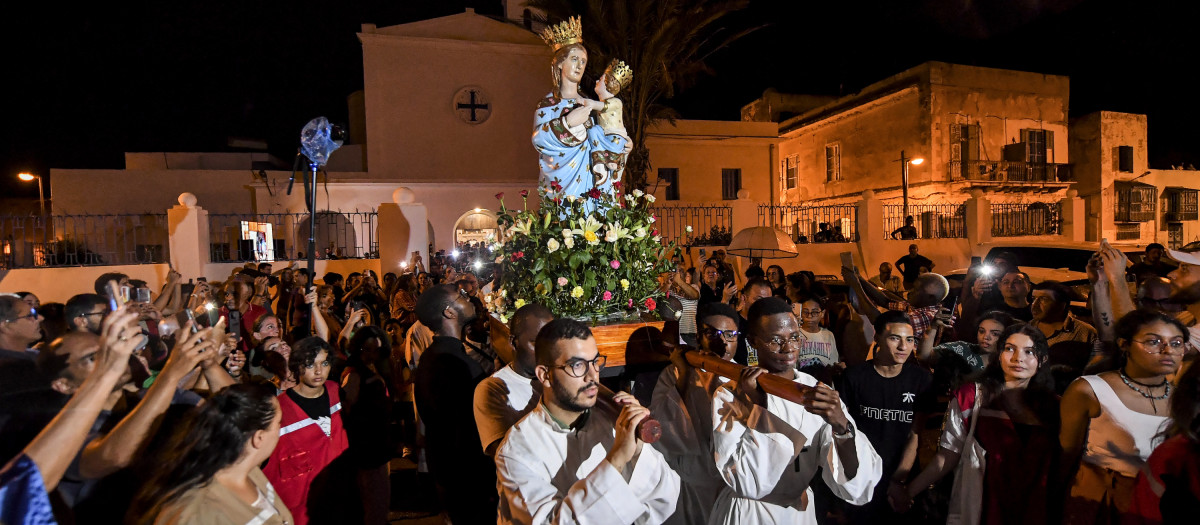 Worshippers carry the shrine of the Madonna of Trapani during the procession in the annual Christian Roman Catholic feast day of the Assumption of the Virgin Mary at the Saint-Augustin and Saint-Fidèle church in La Goulette suburb of Tunisia's capital Tunis on August 15, 2022. (Photo by FETHI BELAID / AFP)