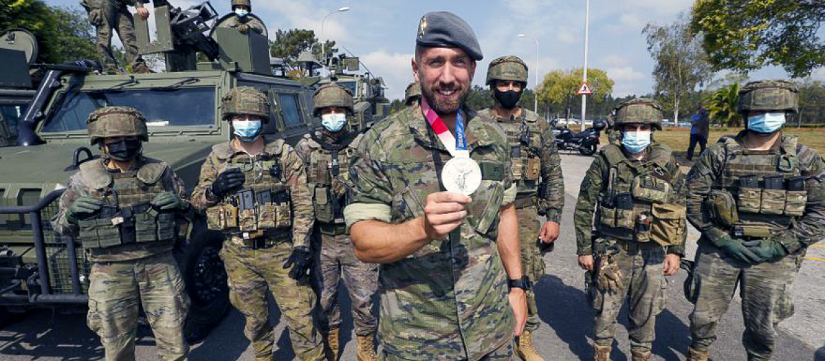 El piragüista y militar, Carlos Arévalo, con la medalla de plata lograda en Tokio 2020