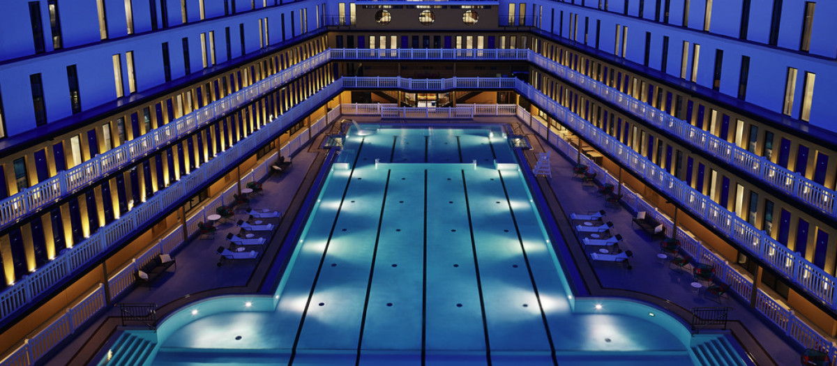 Piscina de verano en el Hotel Molitor de París