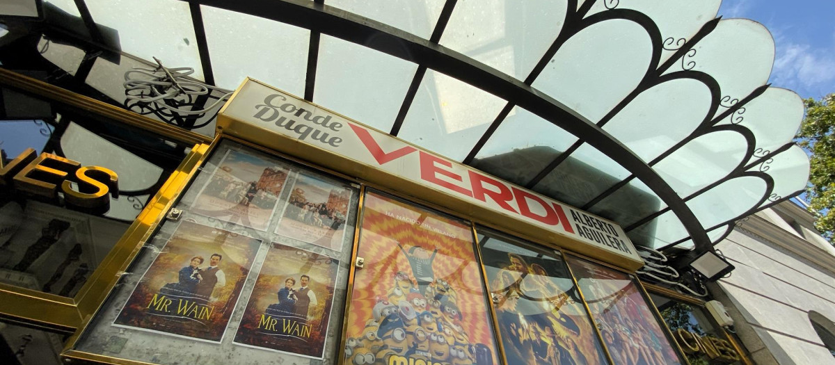 Fachada del cine Conde Duque en la calle Alberto Aguilera