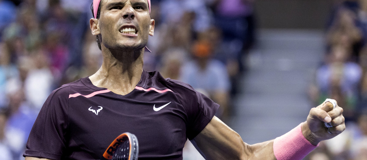 Nadal hace un gesto después de un punto durante el partido de la primera ronda de individuales masculinos del torneo US Open Tennis de 2022 contra Rinky Hijikata