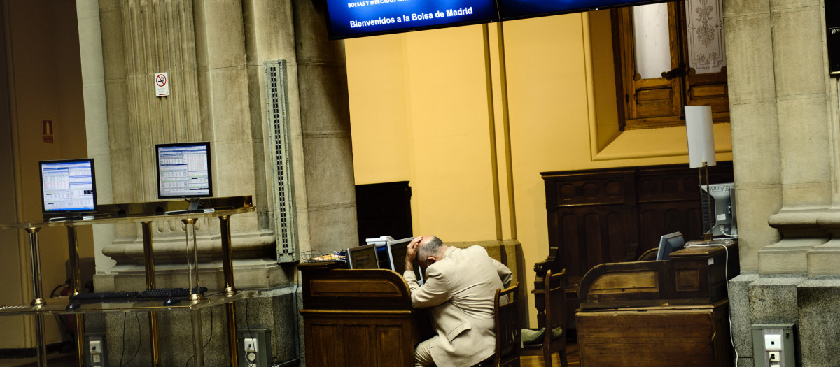 Un bróker en el interior de la Bolsa de Madrid en 2011