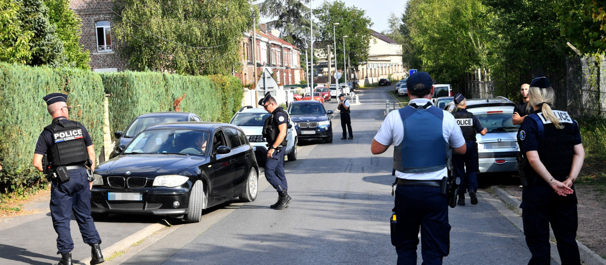 Control policial en la calle del domicilio del Imán Hassan Iquioussen, en Lourches, norte de Francia