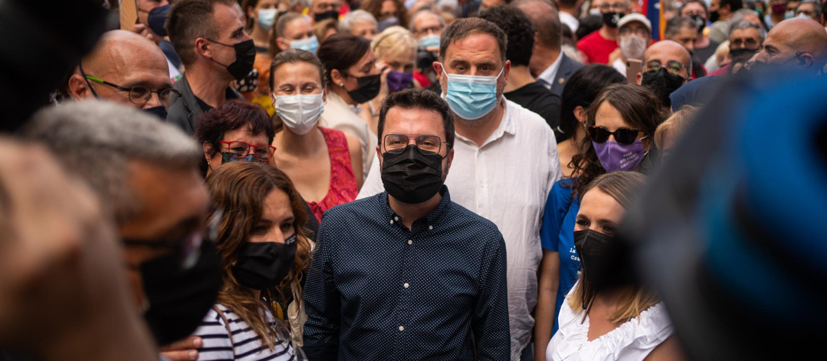 El presidente de la Generalitat, Pere Aragonès, y el líder de ERC, Oriol Junqueras, en la manifestación de la Diada organizada por la ANC en 2021