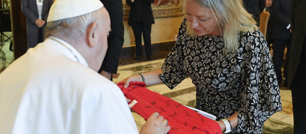 El Papa Francisco, junto a Natalia Peiro, secretaria general de Cáritas Española