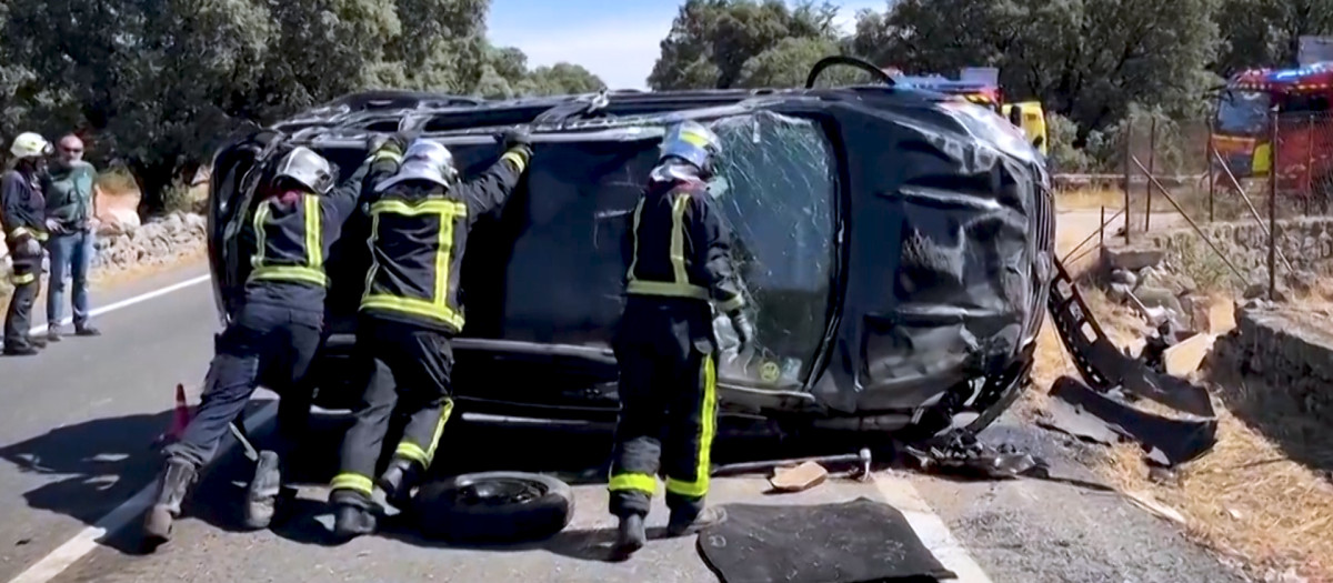 Imagen de los bomberos ayudando en un accidente de tráfico