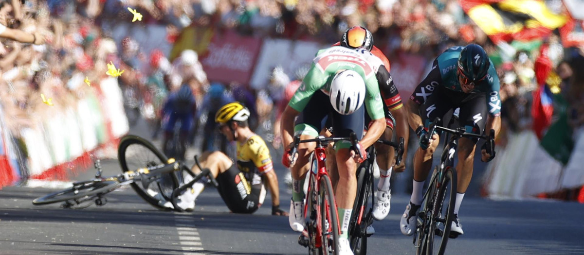 Roglic, al fondo, caído en el suelo, en la llegada de la etapa en Pomares