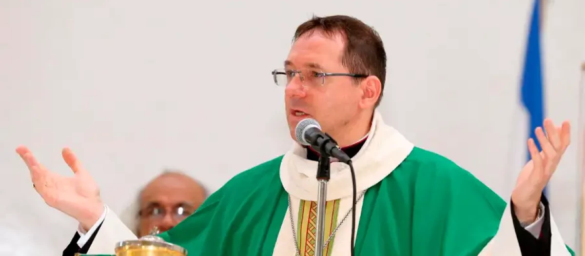 Nuncio apostólico Waldemar Stanislaw celebrando una eucaristía.