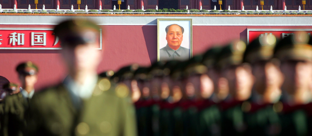 Soldados chinos montan guardia mientras una imagen del difunto líder chino Mao