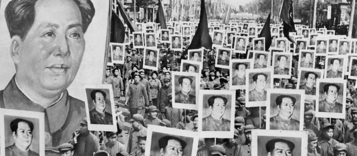 Una multitud con carteles del líder del Partido Comunista de China, Mao Zedong, llenan las calles de una ciudad de China