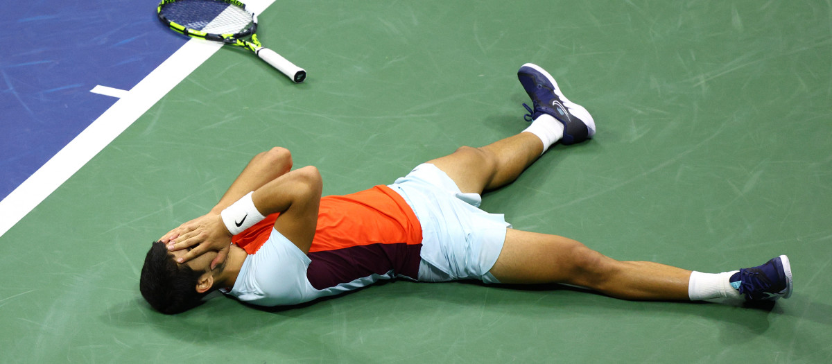 Carlos Alcaraz celebra la victoria que le lleva a la final del Abierto de Estados Unidos