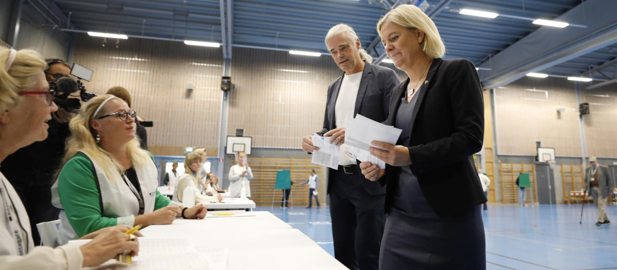 Sweden's Prime Minister and party leader of the Social Democrats Magdalena Andersson (R) prepares to cast her ballot at a polling station during the general elections in Nacka outside Stockholm, Sweden, 11 September 2022. (Elecciones, Suecia, Estocolmo) EFE/EPA/ALI LORESTANI SWEDEN OUT