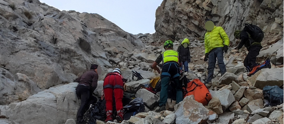 Especialistas de la Guardia Civil rescatando el cadáver de un montañero, en una imagen de archivo