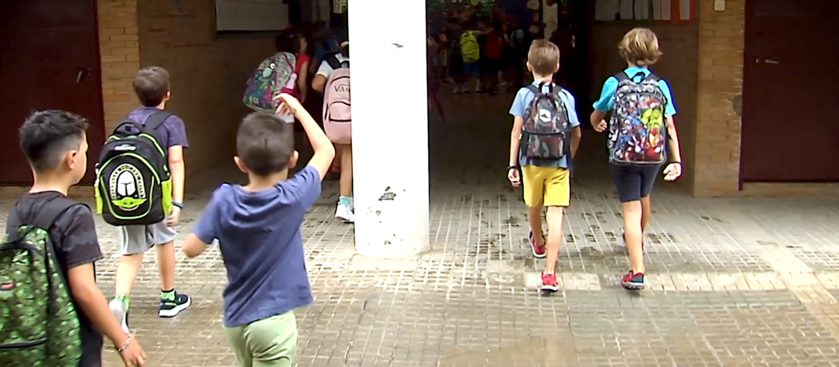 Imagen de niños comenzando el curso escolar